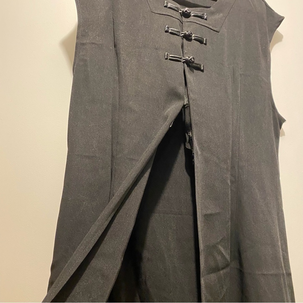 Elegant Black Sleeveless Dress - Picture 5 of 7